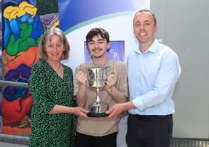 Cáit Ní Shé (Príomhoide), Alex Mac an Bhaird, Corn an Choláiste, agus Conchúr Ó hÓgáin (Príomhoide Tánaisteach)